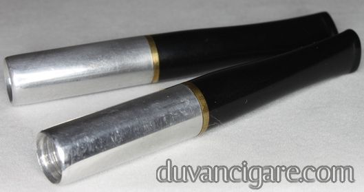 Mustikla sa mehanickim filterom u crno-srebrnoj boji za regularnu cigaretu od 8 mm.